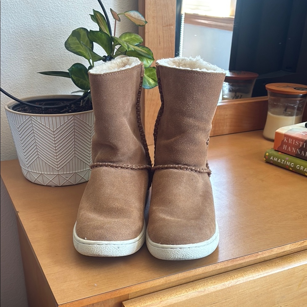 UGG Tan Boots with Cream Lining size 7 rubber sole.